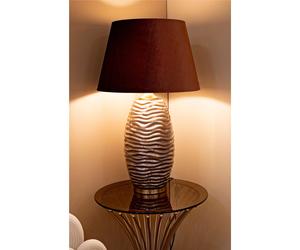 La Lampada da Tavolo PRAGA è un'elegante fusione di stile classico e moderno Dimensioni Ø45x h 79 cm Lampada E-27 base sferica in vetro marrore