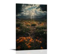 La luce del sole attraversa le nuvole scure, illuminando una croce solitaria al centro di una valle bruciata, circondata da fiori in fiore. Decorazione artistica da appendere 20 x 30,5 cm
