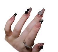 La manicure for temperamento, che indossa una manicure con camelia sfumata fatta a mano, mostra un'unghia a farfalla bianca.(L)