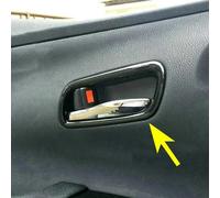 La maniglia della porta interna nera lucida circonda le finiture di copertura per Toyota Prius Prime dal 2016 al 2022