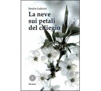 La neve sui petali di ciliegio