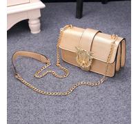 La nuova borsa da donna Pinko: un modello di lusso esclusivo e accessibile. Questa versatile borsa a tracolla con fibbia in metallo è perfetta per l'uso quotidiano o come borsa a tracolla. Elegante e 