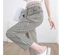 La nuova collezione autunnale per le donne presenta pantaloni a righe verticali bianche e nere con alta elasticità e design in vita alta, offrendo una silhouette slanciata e valorizzante. Perfetti sia