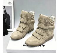 La nuova sneaker ISABEL 2026, un classico modello retrò con zeppa da donna, conquista con tre diversi design e una sofisticata finitura . Unisce stile retrò e moderno ed è caratterizzata da una zeppa