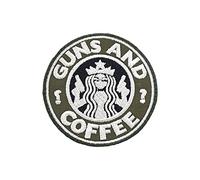 LA PATCHERIA Patch Guns And Coffee 7x7cm - Patch 100% Ricamata con Velcro® Originale Velcro® Brand Hook Cucito sul Retro - Alta qualità - per Decorare Giacche, Zaini, Uniformi