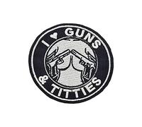 LA PATCHERIA Patch I Love Guns and Titties 8x8cm - Patch 100% Ricamata con Velcro® originale Velcro® Brand Hook Cucito sul Retro - alta qualità - per Decorare Giacche, Zaini, Uniformi