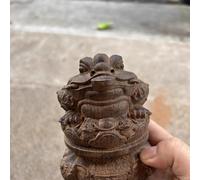 La statua in legno del rospo dorato che porta denaro è una mascotte cinese del feng Shui a tre zampe. È adatta per regali di apertura di ufficio e negozio, arredamento per la casa e decorazioni per