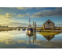 L'alba e una calma specchio alta marea coincidono a Thornham Creek nel Norfolk. Stampa poster di Loop Images Ltd. (19 x 12)