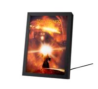 Lamina luminosa con design esclusivo di Il Signore degli Anelli, retroilluminata con luce LED e dotata di cornice pronta da appendere. Funziona tramite alimentazione USB (cavo incluso) ed è perfetta