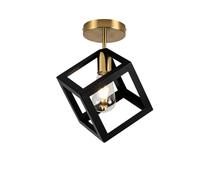 Lampada da soffitto in ferro battuto con forma geometrica nordica. Illuminazione piatta. Le luci decorative semplici e individuali sono adatte per corridoi e corridoi.