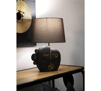 Lampada da tavolo in resina dalla forma ispirata ad un volto tribale Dimensioni 27,5xh 39,5 cm in resina e paralume in tessuto grigio