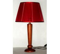 Lampada da tavolo o scrittoio in legno colore ciliegio; altezza cm60 con paralume modello tronco di cono diametro 35 in tessuto organza rosso nastrato a mano; attacco E27 tedesco grande; produzione propria - made in Italy