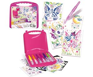 Lansay - BLOPENS - Valigetta Universo Fantastico - Pennarelli per colorare Bambini a Soffio dai 5 Anni - Stencil riutilizzabili - 6 Blopens 6 Stencil 6 Fogli +40 Sticker - Tappi Lavabili