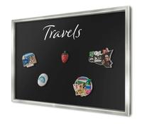 Lavagna Magnetica 60x40 cm | con Cornice Argento | Travels | Montaggio a Parete | Espositore per Calamite da Frigo, Ricordi di Viaggio | Porta Foto Magnetico | Per Amanti dei Viaggi