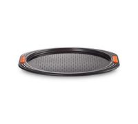 Le Creuset Teglia per Pizza Antiaderente, Diameter 33 cm, Fori di Aerazione, Resistente alle Sostanze Acide, Finitura in Acciaio al Carbonio, Antracite,Arancio, 94102713000000