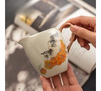LEEDJUINE Ruyao Beige Ceramica Fairness Cup, 240 ml, 7,5 once, set da tè con gatto, utensili per bere il tè
