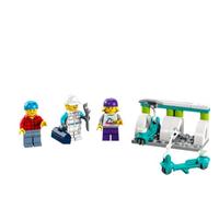 LEGO City 40526 - Monopattino elettrico e dock di ricarica, confezione con esclusiva minifigure 50 pezzi 3 minifigure inclusa la minifigure del nonno