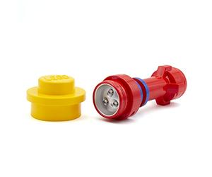 LEGO FL4A - Torcia a LED con manico della spada LEGO oversize - portatile, leggera e colorata - con funzione di spegnimento automatico e 3 batterie AAA - rosso/blu/giallo