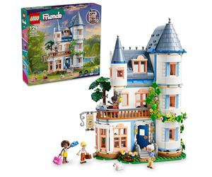 LEGO Friends Bed And Breakfast al Castello, Giochi per lo Sviluppo Sociale per Bambine e Bambini da 12 Anni, Hotel Giocattolo da Costruire, Albergo a 3 Paini con 4 Personaggi, Cane e Accessori, 42638