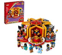 LEGO Lunar New Year Traditions 80108 - Kit da costruzione, giocattolo regalo per bambini dai 8 anni in su, con 6 scene festive, 12 minifigure, incluso il dio della ricchezza (1.066 pezzi)