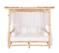 Letto a baldacchino da esterno in legno di teak, con voile bianco e cuscini bianchi