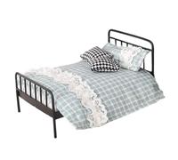 Letto in miniatura - Cornice in ferro battuto su scala OneColonTwelve, Set di biancheria da letto incluso, Mobili per la casa d'epoca, Accessorio di gioco di simulazione dettagliato | Per ragazzi e