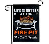 Life Is Better At The Fire Pit Personalized Camping Campsite Campfire Bandiera Da Esterno 30X45Cm Bandiere Stagionale Divertenti Bandiera Esterna Per Interni Casa Decorazione