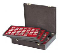 LINDNER Das Original Cassetta in Legno Carus con 4 vassoi per 127 Monete di Diverso Diametro.