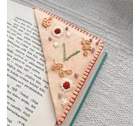 Litthing Segnalibro Angolo Ricamato a Mano, 26 Lettere Segnalibri Personalizzati Donne Stagione Segnalibro Triangolare in Feltro Regali per Amanti Libri Uomini Bambini