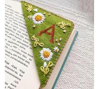 Litthing Segnalibro Angolo Ricamato a Mano, 26 Lettere Segnalibri Personalizzati Donne Stagione Segnalibro Triangolare in Feltro Regali per Amanti Libri Uomini Bambini