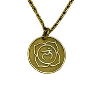 LKBEADS Collana con ciondolo a moneta incisa con chakra della radice, 24 mm, con catena a maglie da 18 pollici | Argento sterling placcato oro | Gioiello regalo unisex | LK_PNDN_1364