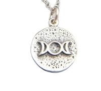 LKBEADS Collana con tripla luna in argento sterling 925. Piccolo amuleto della dea. Energia femminile. Gioielli da indossare a strati. Ciondolo talismano con magia bianca | con catena da 18 pollici |