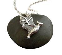 LKBEADS Collana in argento sterling 925 con piccolo pipistrello volante, ciondolo di Halloween, vista laterale, ciondolo animale realistico, spirito totem, simbolo della rinascita | con catena da 18