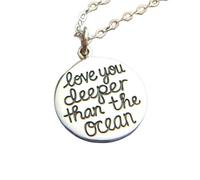LKBEADS Collana in argento sterling 925 con scritta Ti amo più in profondità dell'oceano, piccolo ciondolo con citazione ispiratrice e parola d'amore, regalo romantico | con catena da 18 pollici |