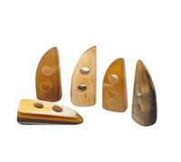 Lord Of Battles Set di 5 bottoni medievali in vero corno per cappotti e giacche, in corno lucido a forma di dente (2,8 cm, naturale)