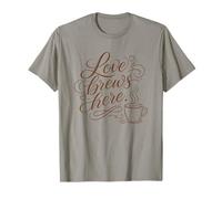Love Brews Here Coffee Lover Home Kitchen Citazione Maglietta