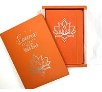 Loveria Taccuino Yoga A5-192 pagine, rigatura a pois, con 2 segnalibri, portapenne, 3 mollette di carta | Fiore di loto goffrato, carta di alta qualità 120 GSM, 5 mm, colore: arancione