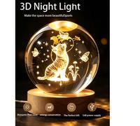 Luce notturna a di cristallo con gatto e farfalla intagliata in 3D, scena calda e adorabile, e lampada da scrivania con base in legno a tono caldo alimentata tramite USB con di vetro incisa al laser 3