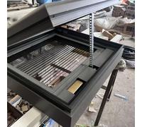 Lucernario elettrico con vetro temperato a doppio strato e schermo per un'illuminazione ottimale e ventilazione, ideale per casa e ufficio