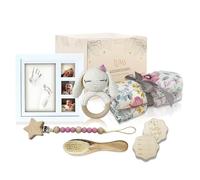 LUMS Cesto neonato - Set originale con 6 prodotti: cornice impronte, coperta, sonaglio, pettine e altro ancora - cesto regalo ideale per baby shower, bambino o ragazza - regalo utile ed emotivo