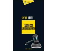 L'uomo con la mano alzata