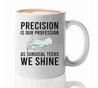 Luxe Gifting Surgical techs Tazza da caffè 325 ml bianco -Precision is our - ospedale medico citazioni divertenti cura medicina uniforme stetoscopio professionale chirurgia chirurgia malattia