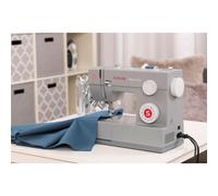 Macchina per cucire 4432 meccanica 32 punti: 6 utili, 11 elasticizzati e 14 decorativi Occhiellatore a 1 tempo Leva abbassa griffa Infilatura automatica dellago Dimensioni 38x19x h 29 Cm-Peso 5 kg