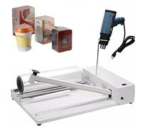 Macchina tenuta in mano dell'involucro degli strizzacervelli con la pistola termica per l'imballaggio e