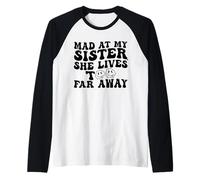 Mad At My Sister She Lives Troppo Lontano Divertente Sorella Maglia con Maniche Raglan