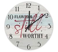 Madcolitote Flawed & still Worthy Orologio da parete in legno con versi della Bibbia, 38 cm, funzionamento a batteria, silenzioso, citazione religiosa, decorazione artistica per soggiorno, camera da
