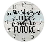 Madcolitote Orologio da parete cristiano in legno con versi biblici, funzionamento a batteria, 30,5 cm, con scritta in lingua inglese "She Ride Without Fear Of The Future", decorazione per casa
