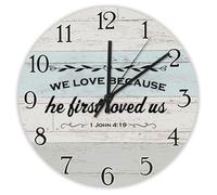Madcolitote Orologio da parete da 25,4 cm con scritta in lingua inglese "We Love Because He First Loved Us Jesus Citazione religiosa cristiana nuova casa regalo Ringraziamento per lei