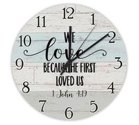 Madcolitote Orologio da parete in legno con citazione religiosa, 25,4 cm, con scritta in lingua inglese "We Love Because He First Loved Us Jesus Bibbia Verse Decor She Shed", regalo per uomo, donna