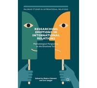 Maéva Clément Researching Emotions in International Relations (Tascabile)